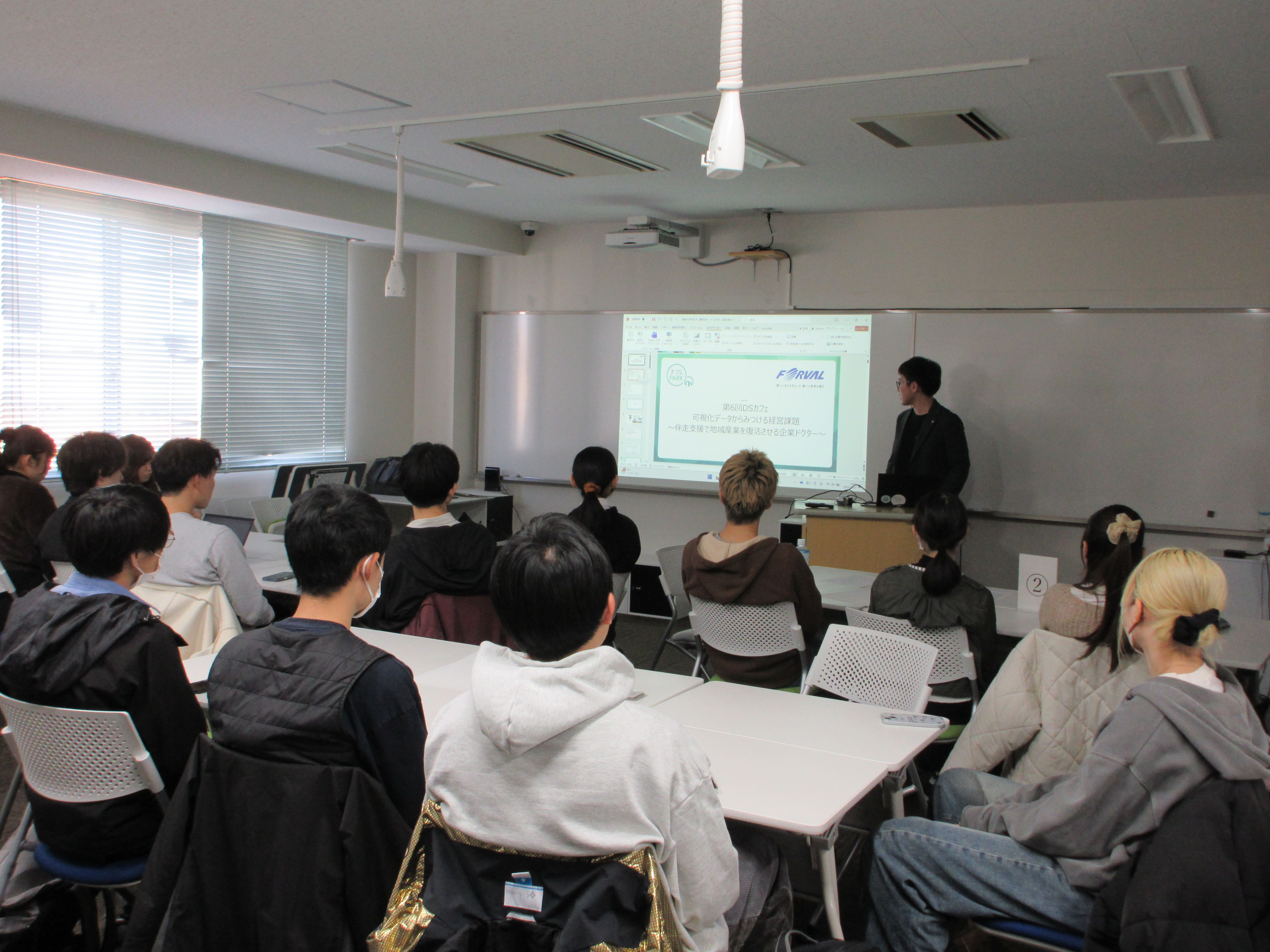 DSカフェ 前半の講演の様子