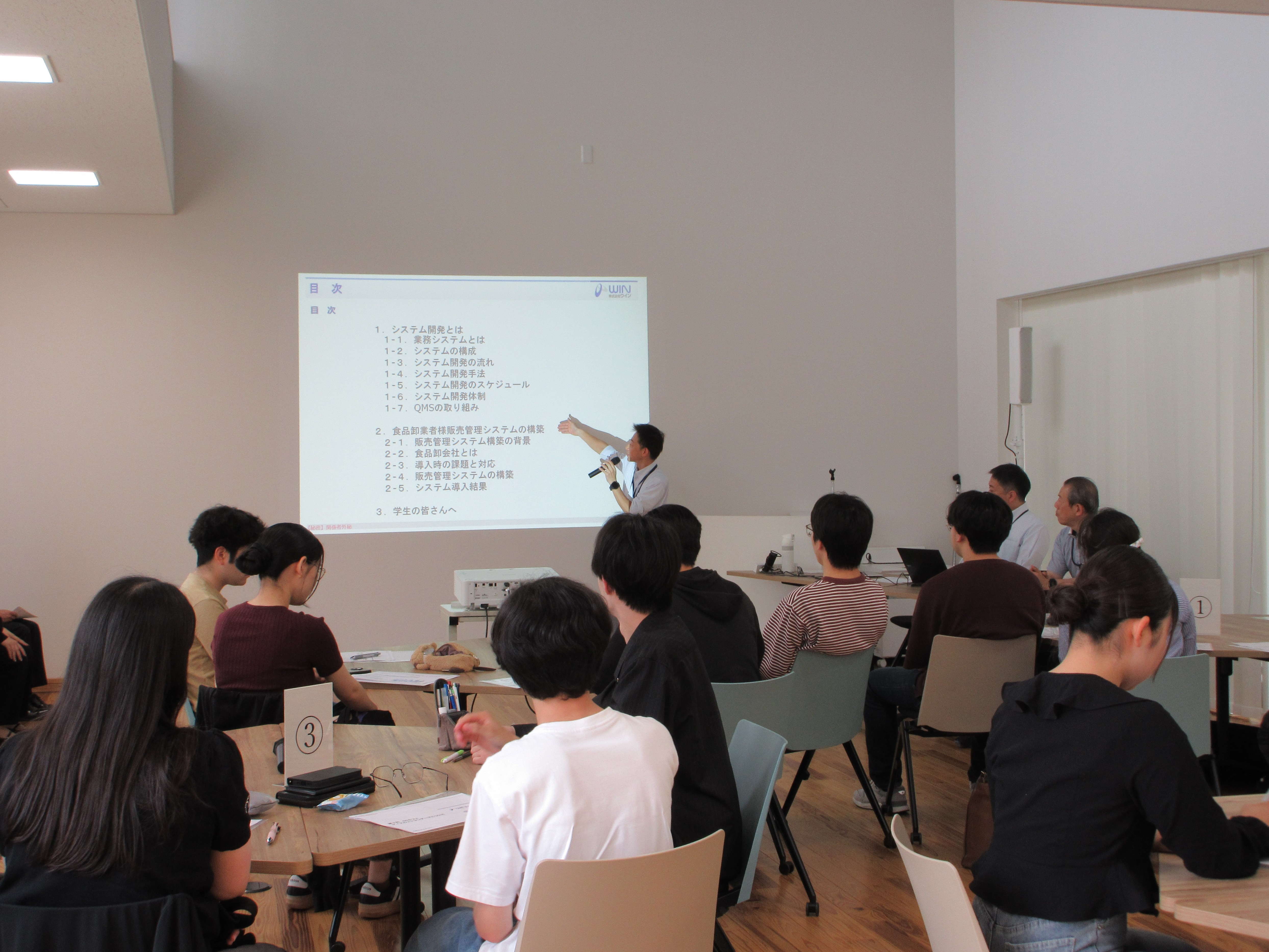 DSカフェ 前半の講演の様子